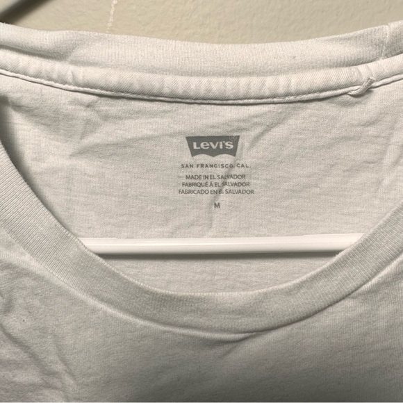 Levi’s Women’s T Shirt Medium - Picture 2 of 4